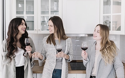 Morar sozinho e receber amigos 